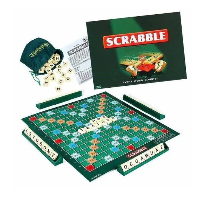 Boîte verte du jeu de société Scrabble Classique avec des lettres sur un plateau.