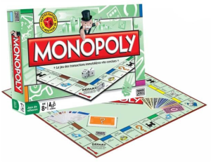 Boîte verte et plateau de jeu du Monopoly Classique édition Parker avec des billets, des cartes et des dés.