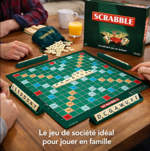 Boîte verte du jeu de société Scrabble Classique avec des lettres sur un plateau.