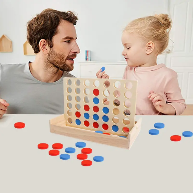 Boîte du jeu de société Puissance 4 en bois pliable, Four in a row on a journey, avec jetons rouges et bleus.